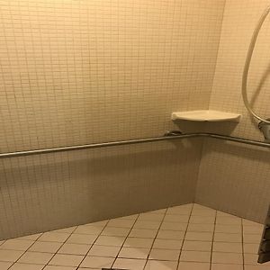 Queen Room Roll Shower Disability Access or Non-Smoking